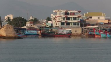 Vietnamca balıkçı tekneleri