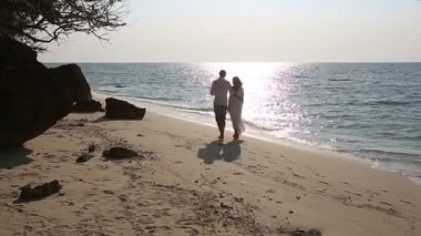 Mutlu gelin ve yakışıklı damat