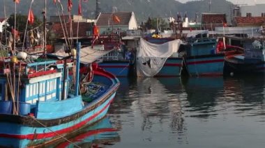 Vietnamca balıkçı tekneleri