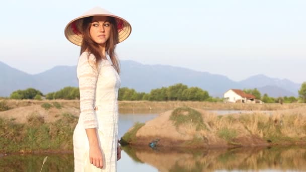 Kız Vietnamlı kostüm — Stok video