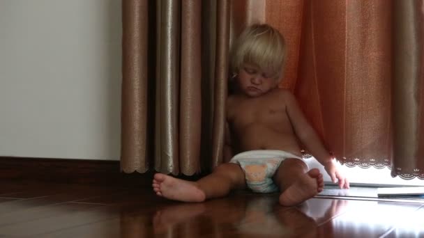 Bebé niña cayendo dormido — Vídeos de Stock