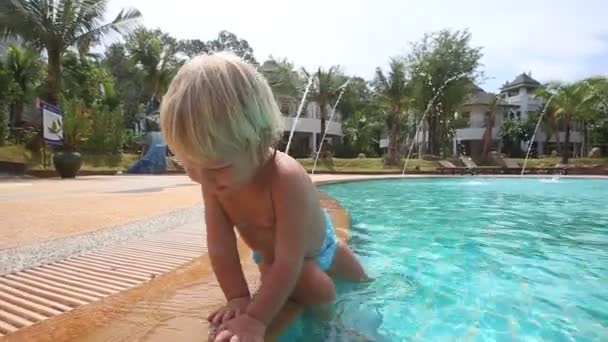 Liten flicka som leker i poolen — Stockvideo