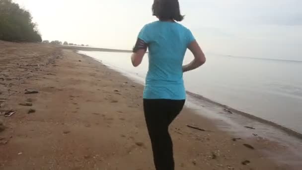 Donna che corre in spiaggia — Video Stock