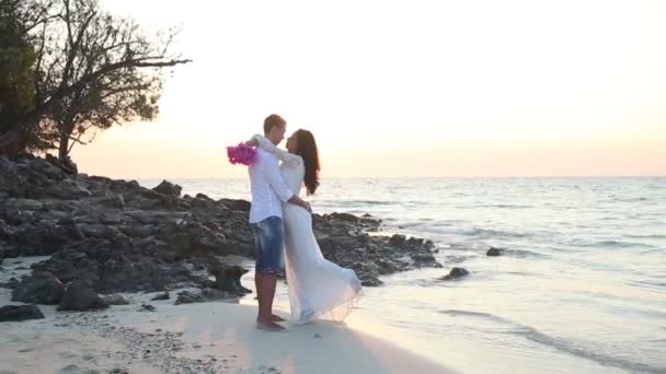Glückliche Braut und schöner Bräutigam — Stockvideo