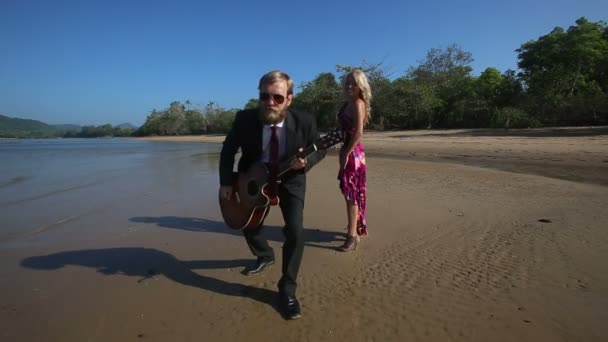 Sarışın kızla romantik gitarist — Stok video