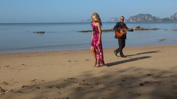 Guitarrista romântico com menina loira bonita — Vídeo de Stock