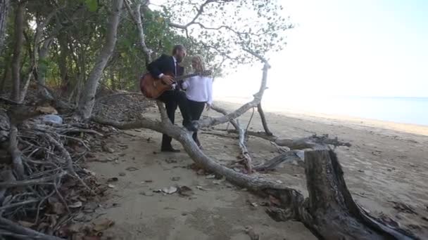 Guitarrista con chica bonita tocando música — Vídeos de Stock