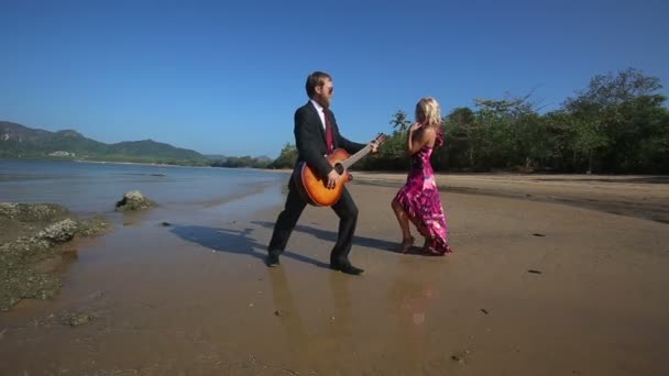 Romantic guitarist with pretty blond girl — Stock Video