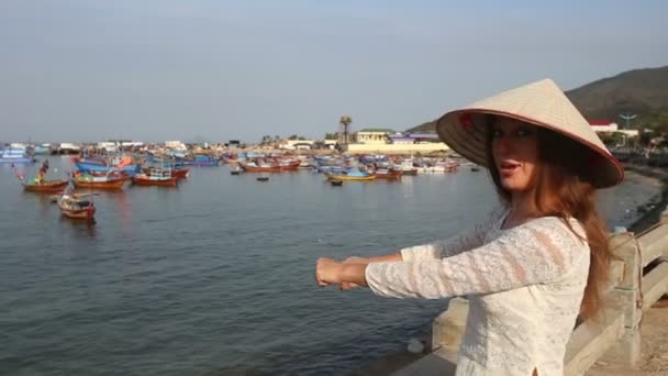 Girl in Vietnamese costume — Stock Video