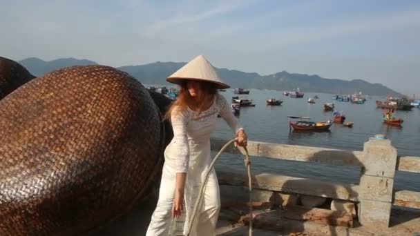 Ragazza in costume vietnamita — Video Stock