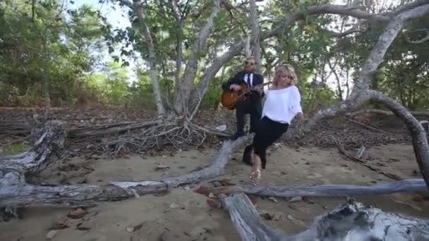 Guitarrista con chica bonita tocando música — Vídeos de Stock