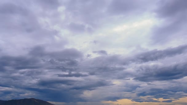 Blauwe wolken boven de bergen — Stockvideo