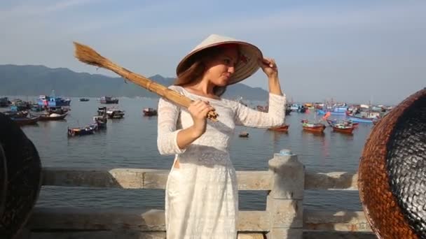 Fille en costume vietnamien — Video