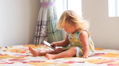 küçük kız smartphone ile çalış