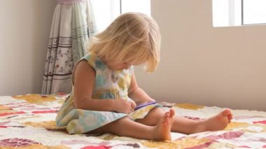 küçük kız smartphone ile çalış