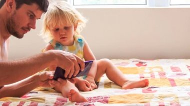 Baba ve kızı ile smartphone