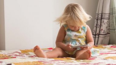 küçük kız smartphone ile çalış