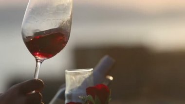 gözlük ile kırmızı şarap tatma eller