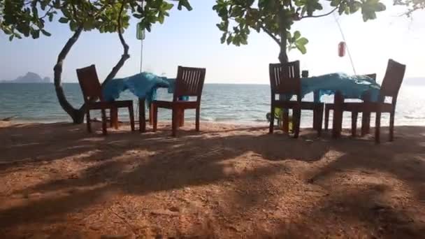 Restaurant tables over sea water — Stock Video