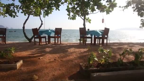 Restaurante mesas sobre a água do mar — Vídeo de Stock