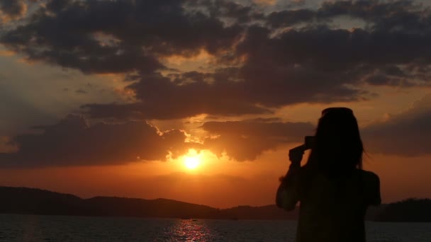 Meisje silhouet nemen van foto 's — Stockvideo