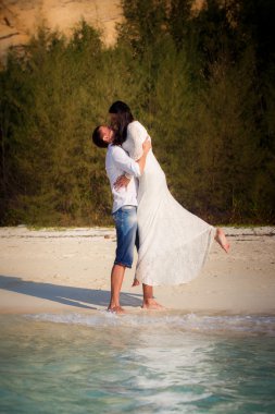 damat gelini kollarında kaldırdı. 