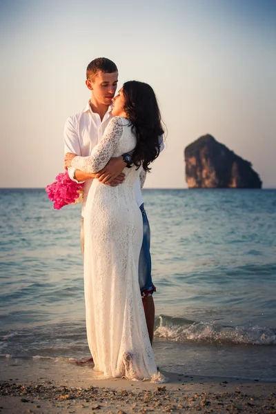 Brunette bride and handsome groom — Stock Photo, Image