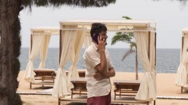 Plajda adam konuşan telefon