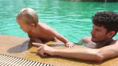 Baba ile kızı havuzu yakınındaki