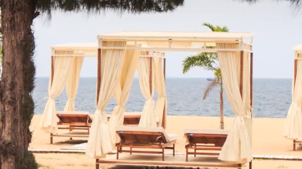 Chaises longues de plage sous des tentes — Video