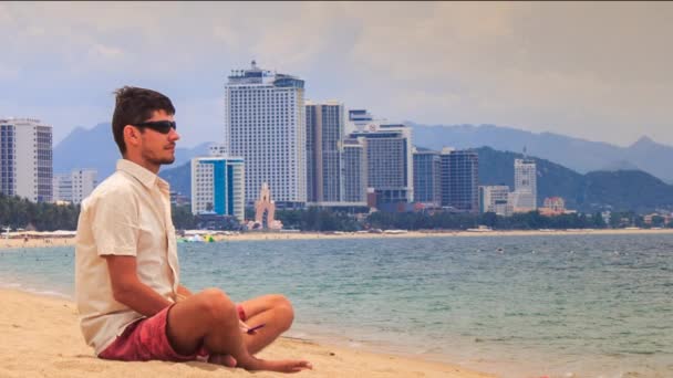 Jóképű srác telefon strandon — Stock videók