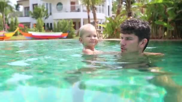 Vater mit Tochter in Schwimmbadnähe — Stockvideo