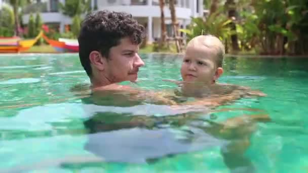 Pappa med dotter nära pool — Stockvideo