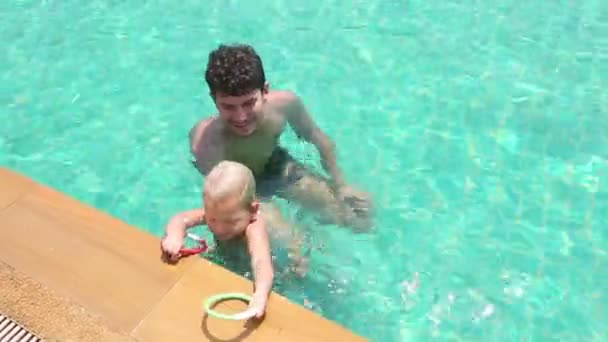 Padre con figlia vicino piscina — Video Stock
