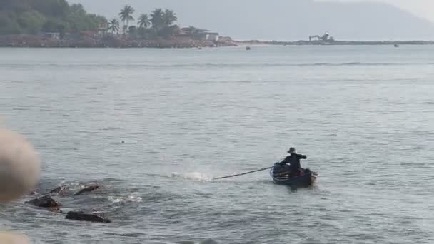 Vietnamese fisherman fishing o — Stock Video