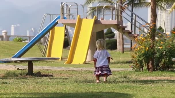 Linda niña en el parque — Vídeo de stock