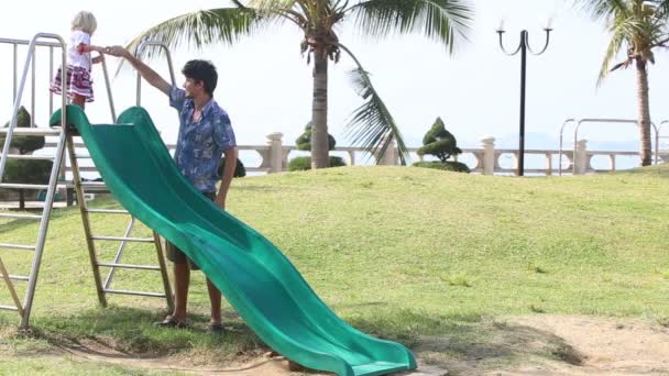 Linda niña en el parque — Vídeo de stock