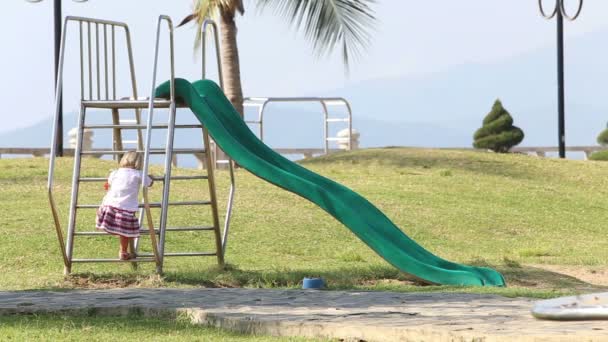 Linda niña en el parque — Vídeo de stock