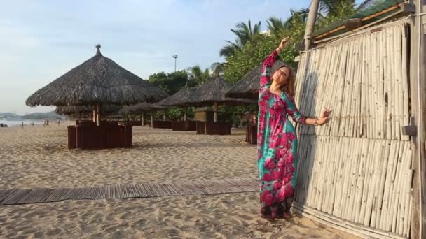 Bonita Mulher posando na praia — Vídeo de Stock