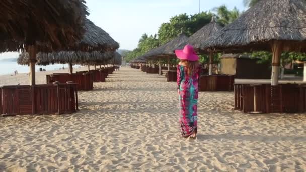 Jolie femme posant sur la plage — Video