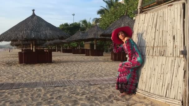 Bonita Mulher posando na praia — Vídeo de Stock