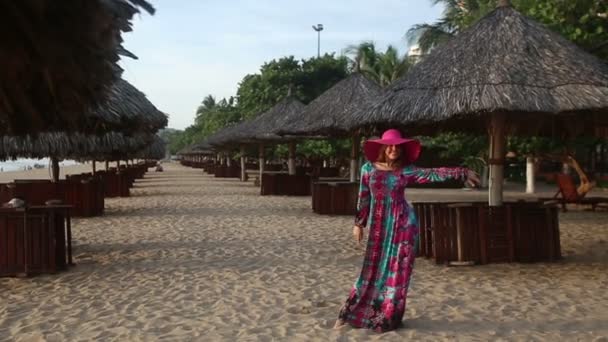 Bonita mujer posando en la playa — Vídeo de stock