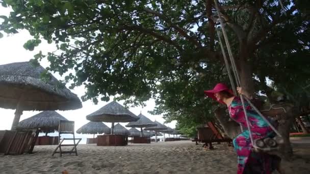 Hübsche Frau schwingt am Strand — Stockvideo