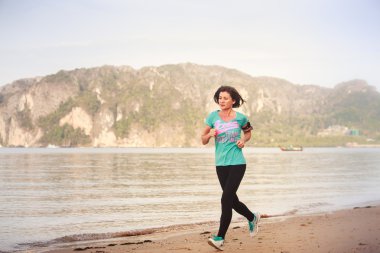 Kumsalda koşan kadın