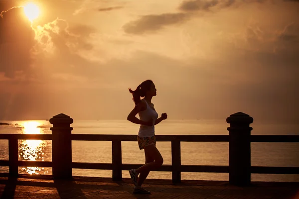 Asiático chica corre a la salida del sol —  Fotos de Stock