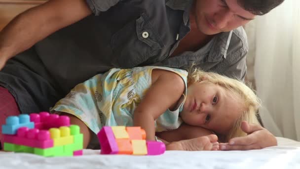 Padre e hija jugando — Vídeo de stock