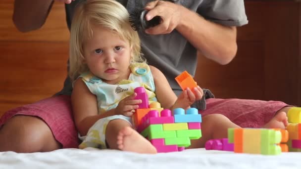 Père brosse les cheveux fille — Video