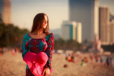 Şehir deniz karşı sahilde uzun gösterir büyük şapkalı ince kız