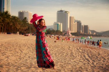 ince kız şehir deniz karşı sahilde kırmızı şapka gösterir