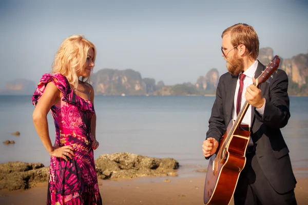 Blondine und Gitarrist am Strand — Stockfoto